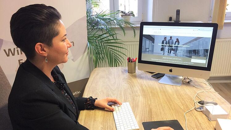 Jasmin Kisch vermittelt seit &uuml;ber einem Jahr Fachkr&auml;fte aus Drittstaaten an deutsche Unternehmen. Der Bedarf ist gro&szlig;. Foto: Sandra Hackenberg