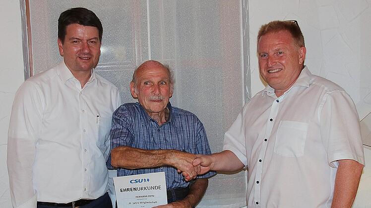 55 Jahre Mitglied der CSU ist Hermann Roth (Mitte). Dafür wurde er vom Kreisvorsitzenden Sandro Kirchner MdL (links) und vom Ortsverbandsvorsitzenden Matthias Klement (rechts) geehrt.