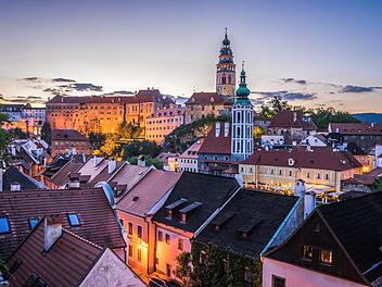Neben den bekannten Großstädten des Landes lädt dich auch das charmante Český Krumlov mit seiner malerischen Altstadt, die ebenfalls zum UNESCO-Weltkulturerbe gehört, auf einen Wochenendausflug ein.