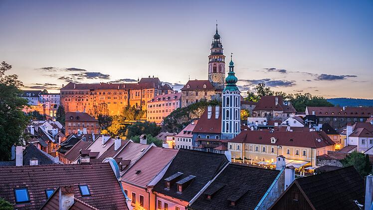Neben den bekannten Großstädten des Landes lädt dich auch das charmante Český Krumlov mit seiner malerischen Altstadt, die ebenfalls zum UNESCO-Weltkulturerbe gehört, auf einen Wochenendausflug ein.