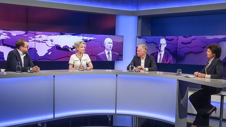 Neben der d&auml;nischen Premierministerin waren bei Maischberger am Dienstagabend auch Journalist Paul Ronzheimer (l.), USA-Expertin Sandra Navidi und Moderator Johannes B. Kerner zu Gast.