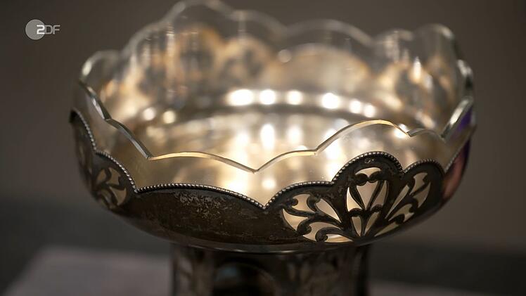 Die Silber-Kompottschale mit Glaseinsatz aus der Zeit um 1900, hergestellt vermutlich von Hermann S&uuml;dfeld in Wien, bewertete die Expertin mit 1.300 bis 1.500 Euro. Susanne Steiger schnappte sich das Objekt f&uuml;r 1.450 Euro.