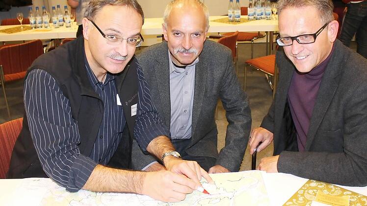 Roland Limpert (links), Günter Schneider (Mitte) und Leo Romeis diskutieren über das Thema Infrastruktur. Fotos: Benedikt Borst