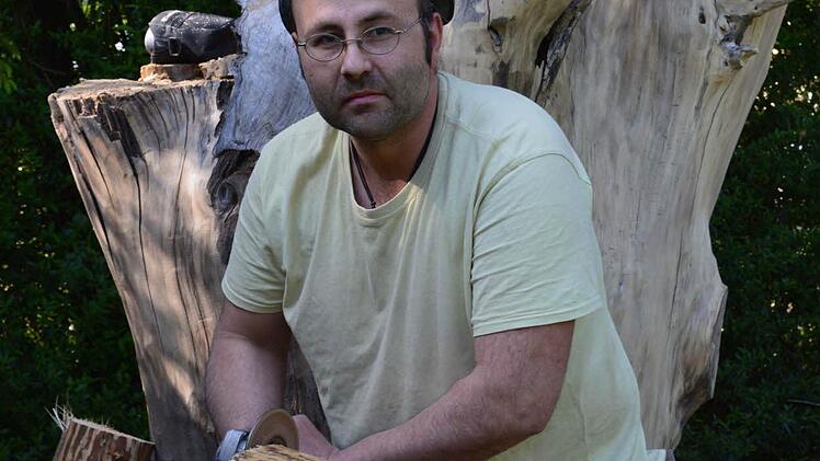 Vorbereitungen laufen: Fahl-Mitarbeiter Michael Holzheimer beim Bau einer Holzterrasse für das Schäferwagen-Hotel.