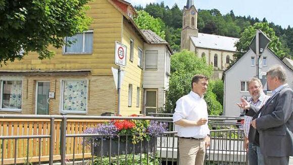 Jens Korn, Eberhard Braunersreuther und Erich Mähringen (von links) sprechen über die nötigen Veränderungen zwischen Marktplatz und Kirche in Wallenfels. Einig ist sich der Stadtrat, dass das gelbe Haus (links) beseitigt werden soll, damit die grüne Zone erweitert werden kann.  Foto: -Friedwald Schedel