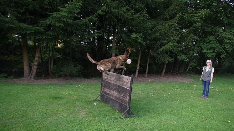 Kathy Förtsch und ihre Hündin Fly  Foto: Heike Schülein