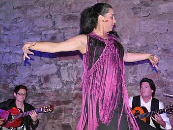 Café del Mundo und Flamenco-Tänzerin Azucena Rubio aus Sevilla heizten auf der Trimburg ein. Foto: Jacqueline Vera-Mihm