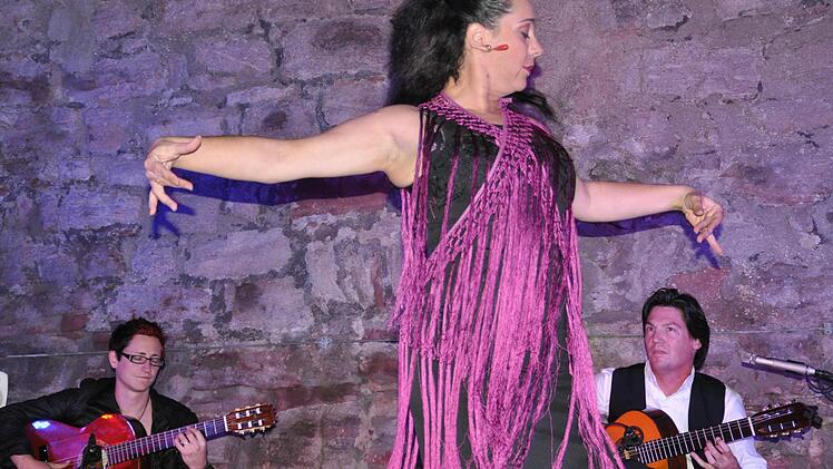 Café del Mundo und Flamenco-Tänzerin Azucena Rubio aus Sevilla heizten auf der Trimburg ein. Foto: Jacqueline Vera-Mihm