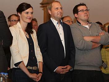 Ulrich Schürr (Mitte) verfolgt mit seiner Frau Kathrin die Auszählung der Wahllokale im Rathaussaal. Foto: Barbara Herbst