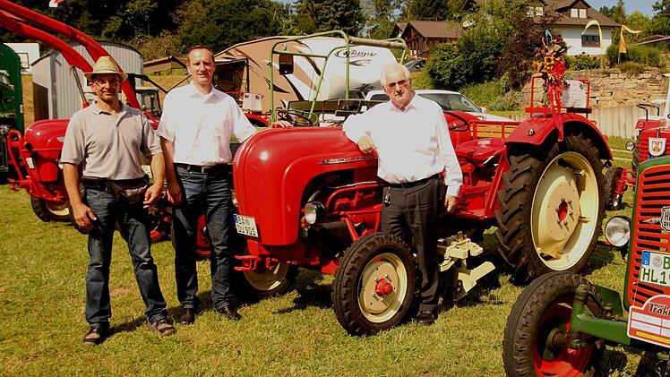 Vorsitzender Arthur Graser, 1. Bürgermeister Michael Ziegler und Pfarrer Ewald Thoma beim Gang durch die Ausstellung.