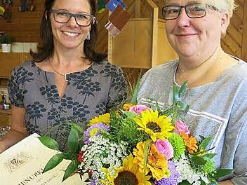 Zweite Bürgermeisterin Patricia Hanika überreichte Sonja Tränkenschuh die Ehrenurkunde des Freistaats Bayern, unterzeichnet von Staatsministerin Emilia Müller.  Foto: Evi Seeger