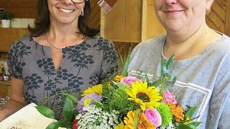 Zweite Bürgermeisterin Patricia Hanika überreichte Sonja Tränkenschuh die Ehrenurkunde des Freistaats Bayern, unterzeichnet von Staatsministerin Emilia Müller.  Foto: Evi Seeger