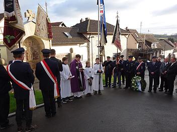 Bei der Einweihung des Kriegerdenkmals in Autenhausen.Doris Weidner