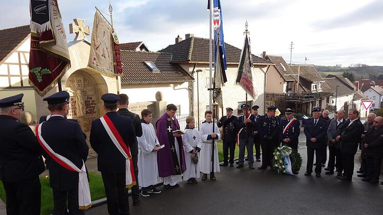 Bei der Einweihung des Kriegerdenkmals in Autenhausen.Doris Weidner