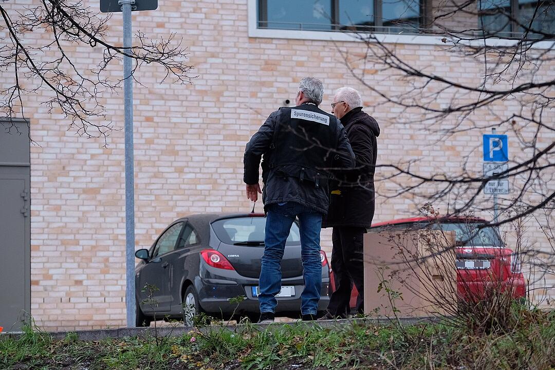 Lebensgefährlich verletzt : Unbekannter prügelt auf offener Straße auf Frau in Nürnberg ein