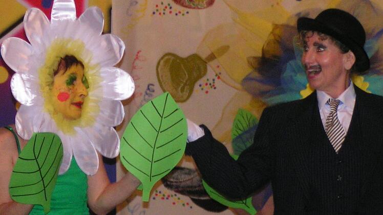 Der Rosenkavalier bestaunt die Blumenpracht.  Foto: Petra Halbig