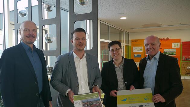 Einen positiven Jahresbericht legte die Umweltbildungsst&auml;tte vor. Das Bild zeigt Klaus Spitzl, Gesch&auml;ftsf&uuml;hrer Naturpark und Biosph&auml;renreservat Rh&ouml;n, Bernd Fischer, Gesch&auml;ftsf&uuml;hrer Umweltbildungsst&auml;tte Oberelsbach, B&uuml;rgermeisterin Birgit Erb und Landrat Thomas Habermann (von links)  Luisa Denner/Umweltbildungsst&auml;tte