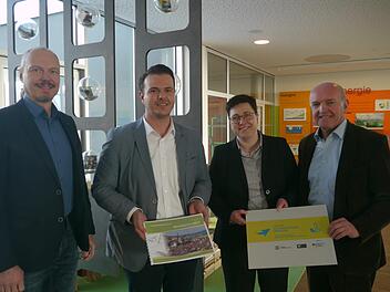 Einen positiven Jahresbericht legte die Umweltbildungsstätte vor. Das Bild zeigt Klaus Spitzl, Geschäftsführer Naturpark und Biosphärenreservat Rhön, Bernd Fischer, Geschäftsführer Umweltbildungsstätte Oberelsbach, Bürgermeisterin Birgit Erb und Landrat Thomas Habermann (von links)  Luisa Denner/Umweltbildungsstätte