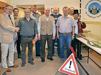 Vereidigung neuer Feldgeschworener im Markt Pressig; im Bild (von links) Bürgermeister Hans Pietz, Andreas Schorn, Wolfgang Wachter, Georg Pabstmann, Baptist Vetter, Norbert Rebhan, Reinhardt Fröba, Fritz Pohl und Georg Ziegler  Foto: Karl-Heinz Hofmann