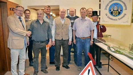 Vereidigung neuer Feldgeschworener im Markt Pressig; im Bild (von links) Bürgermeister Hans Pietz, Andreas Schorn, Wolfgang Wachter, Georg Pabstmann, Baptist Vetter, Norbert Rebhan, Reinhardt Fröba, Fritz Pohl und Georg Ziegler  Foto: Karl-Heinz Hofmann