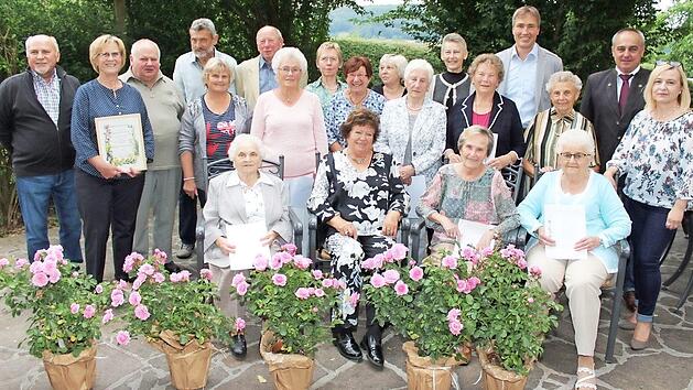 Die Geehrten mit Vorsitzender Simone Hollweg (rechts) daneben B&uuml;rgermeister Robert H&uuml;mmer und Kreisfachberater Michael Stromer  Foto: Roland Dietz