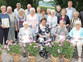 Die Geehrten mit Vorsitzender Simone Hollweg (rechts) daneben B&uuml;rgermeister Robert H&uuml;mmer und Kreisfachberater Michael Stromer  Foto: Roland Dietz