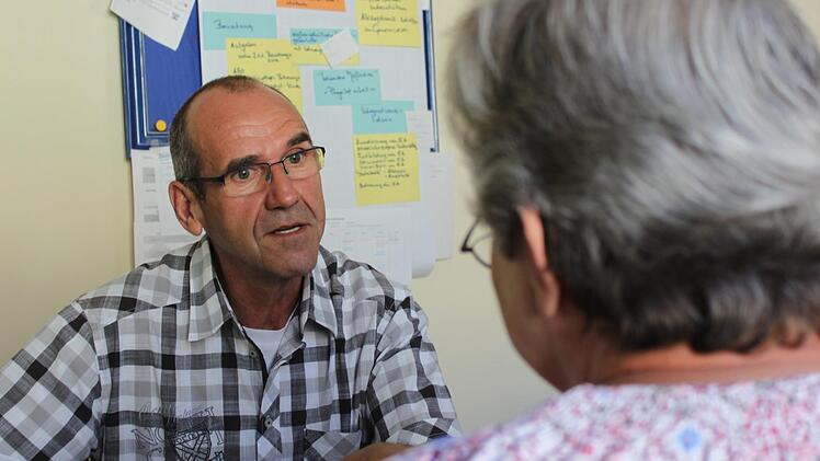 Klaus Will von der Caritas   in Bamberg berät Menschen mit wenig Geld wie Karina R., die meist Grundsicherung beziehen. Foto: Sebastian Martin
