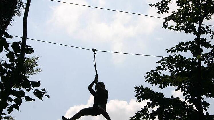 Im Schweinfurter Klettergarten ist ein 23-j&auml;hriger Mann abgest&uuml;rzt, weil vermutlich ein Seil gerissen ist. Der Betrieb wurde nun vorl&auml;ufig eingestellt.  Symbolfoto: Matthias Einwag