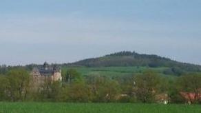 IAm Patersberg bei Veitlahm - im Vordergrund das Wernsteiner Schloss - wurde bei der großen Bewegungsjagd am Samstag eine Leiche gefunden. Foto: Archiv