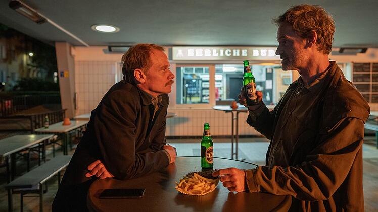 Auf eine Currywurst mit dem Feind: Daniel Kossik (Stefan Konarske, links) und Peter Faber (J&ouml;rg Hartmann) haben sich zum Sprechen verabredet.