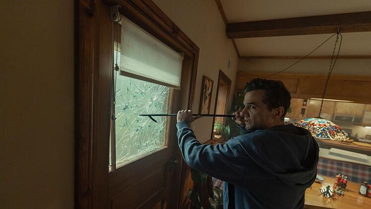 Im Netflix-Film "The Last House" sind Jason (Wagner Moura) und seine Familie pl&ouml;tzlich im eigenen Haus eingeschlossen.