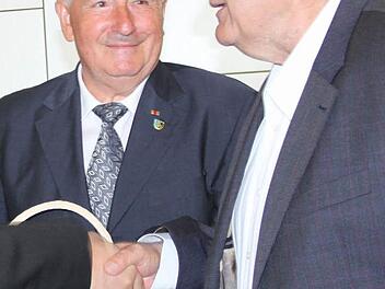 Die beiden dienstältesten Kreisräte: Winfried Weinbeer (links) und Otto Schuhmann hier bei der Festsitzung "40 Jahre Landkreis Lichtenfels" am 2. Juli 2012.  Archivbild: Ramona Popp