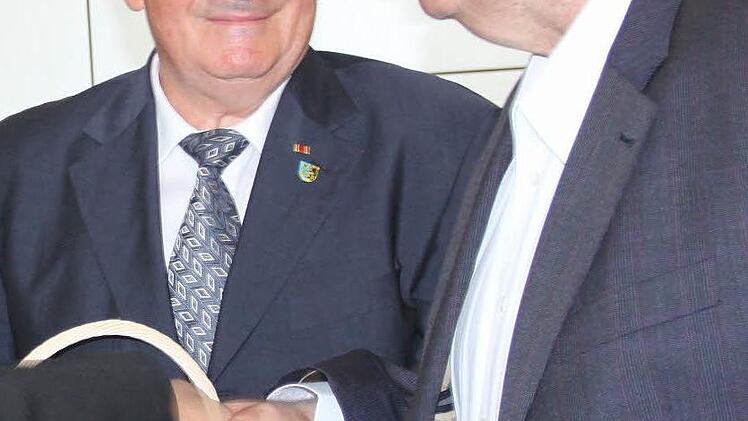 Die beiden dienstältesten Kreisräte: Winfried Weinbeer (links) und Otto Schuhmann hier bei der Festsitzung "40 Jahre Landkreis Lichtenfels" am 2. Juli 2012.  Archivbild: Ramona Popp