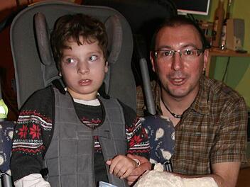 Liebevoll kümmert sich Matthias Kerner um seine Tochter Anica (9). Fotos: Sonja Adam