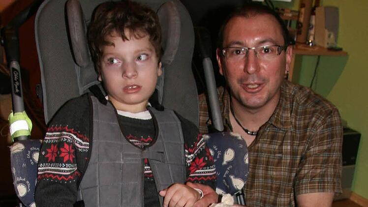 Liebevoll kümmert sich Matthias Kerner um seine Tochter Anica (9). Fotos: Sonja Adam