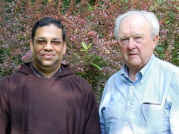 Der Oberthulbaer Aushilfspriester vom Kapuzinerorden St. Joseph in Karala in Indien, Pater Georg, vertritt Pfarrer Dr. Jaroslaw Woch bis Ende Juli. Gerhard Adam (rechts) begleitet ihn sowohl an der Orgel als auch bei der Erkundung der Umgebung.  Foto: Günther Straub