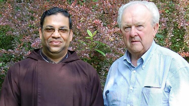 Der Oberthulbaer Aushilfspriester vom Kapuzinerorden St. Joseph in Karala in Indien, Pater Georg, vertritt Pfarrer Dr. Jaroslaw Woch bis Ende Juli. Gerhard Adam (rechts) begleitet ihn sowohl an der Orgel als auch bei der Erkundung der Umgebung.  Foto: Günther Straub