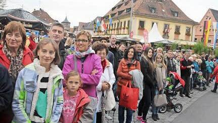 Viele Besucher drängten sich am Rand der Straße vom oberen Tor zum Marktplatz.