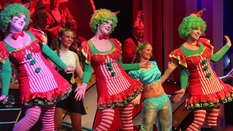 Turnende und tanzende Clowns on stage Foto: Corinna Igler