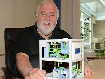 Werner Klippel, Technik-Chef bei der Firma Wiegel, zeigt ein Modell des neuen Temperiergeräts. Das erste einsatzfähige Exemplar steht bei einem Automobilhersteller in Norddeutschland. Foto: Dagmar Besand