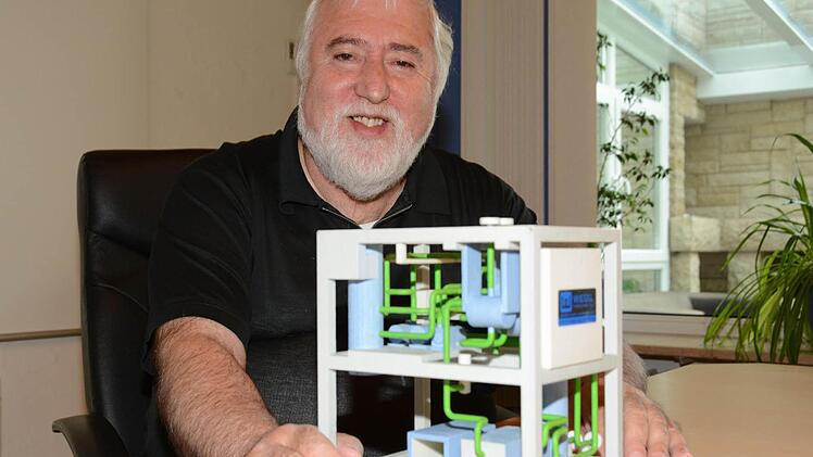 Werner Klippel, Technik-Chef bei der Firma Wiegel, zeigt ein Modell des neuen Temperiergeräts. Das erste einsatzfähige Exemplar steht bei einem Automobilhersteller in Norddeutschland. Foto: Dagmar Besand