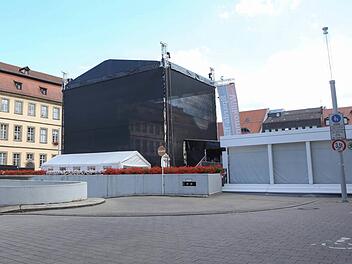 Die Ladenbetreiber an der nördlichen Maxplatzseite betrachten die Bühne als Wand, die Kunden abhält. Foto: Harald Rieger
