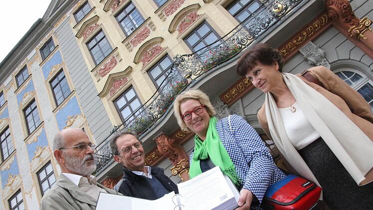Klaus Klumpers, Helmuth Hannweber, Martina Benzel-Weyh sind die Vertreter des Bürgerbegehrens für die Stadt Coburg. Dagmar Escher lebt im Landkreis und ist als erbitterte Gegnerin eines Flugplatzneubaus bei Neida bekannt. Foto: Simone Bastian