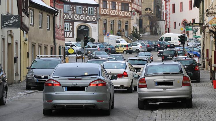 So schlängeln sich die Autos durch die Hauptstraße in Zeil.