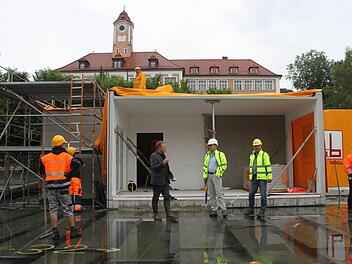 Die ersten Module des Kindergartens sind montiert. OB Henry Schramm, Bernd Ohnemüller und Hartmut Arndt vom Hochbauamt waren bei der Anlieferung per Kran dabei. Foto: Dagmar Besand