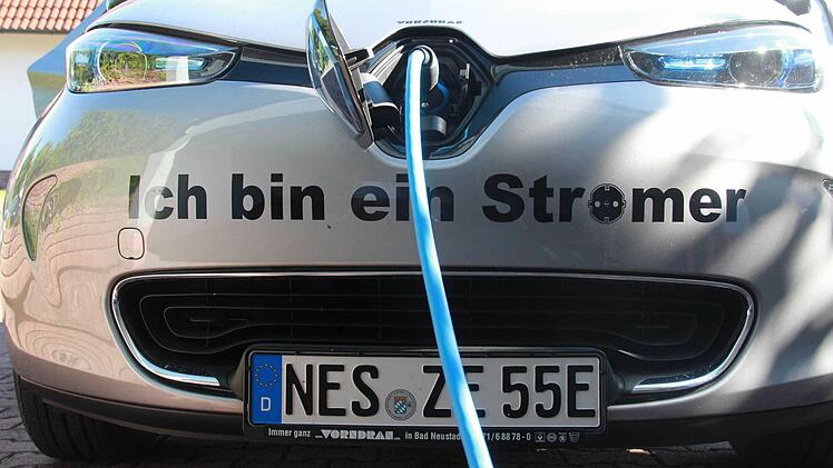 Wer sich einen "Stromer" anschafft, bekommt eine Prämie. Wirkt der Kauf-Anreiz? Eine Familie aus Nüdlingen macht den Test. Ob Alexander Stahl eine Tankstelle bald nur noch anfährt, um den Reifendruck zu kontrollieren? Foto: Carmen Schmitt