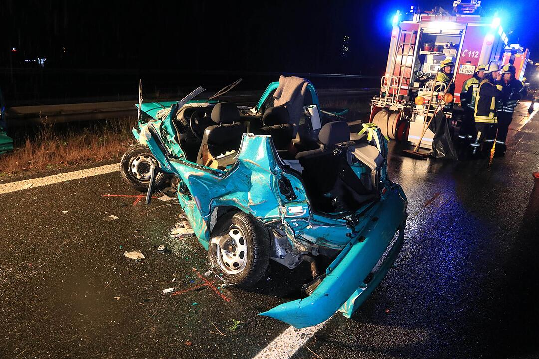 Drei Fahrzeuge krachen in Unfallstelle