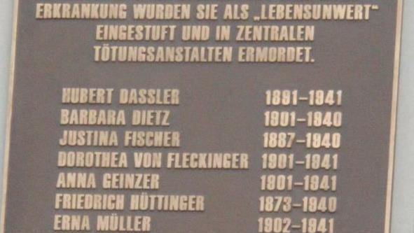 Zehn Namen stehen auf der Tafel.