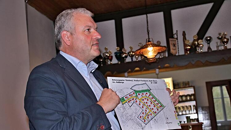 Bürgermeister Jürgen Hennemann hält den Bebauungsplan "Kleeberg" von Fischbach bei der Versammlung am Freitag in Händen. Foto: Helmut Will