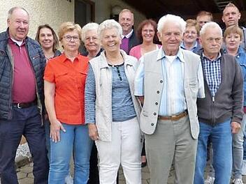 Unser Bild zeigt Elisabeth und Kurt Ströhlein (vorne, Bildmitte) im Kreise ihrer Gäste. Foto: Klaus-Peter Wulf